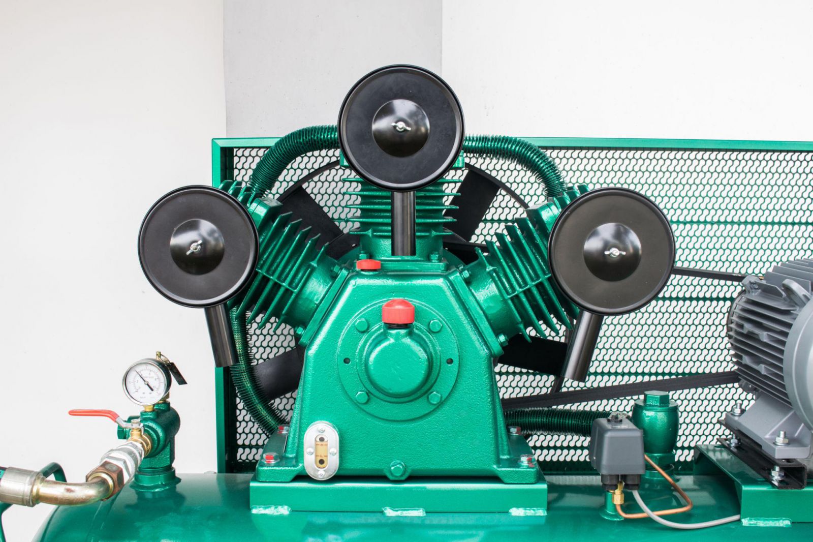 Cận cảnh đầu nén piston, cánh tản nhiệt và động cơ máy nén khí